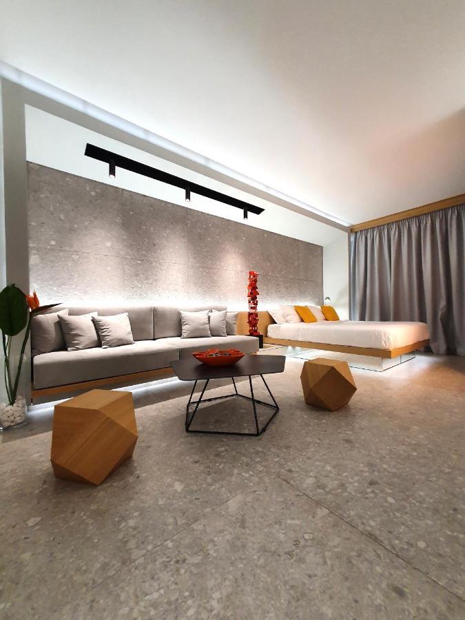 Gray Studio Athens Luaran gambar
