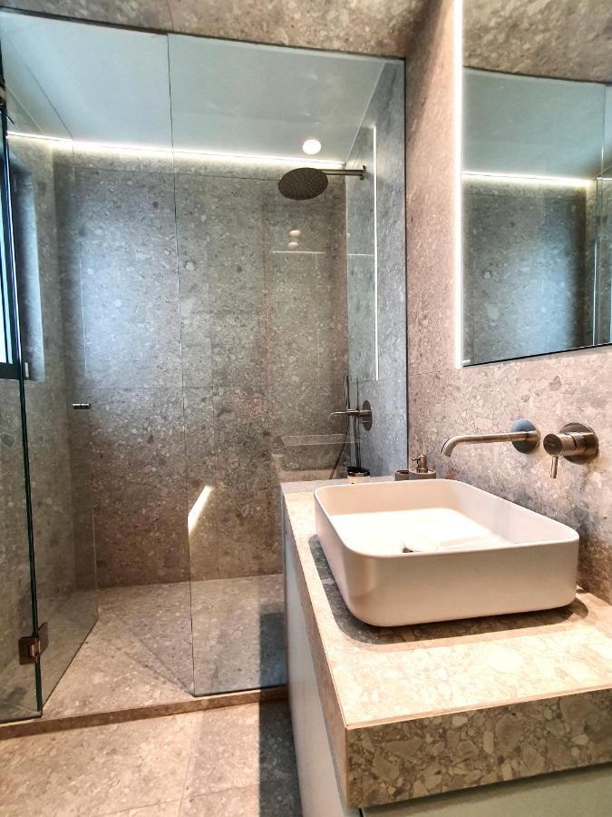 Gray Studio Athens Luaran gambar