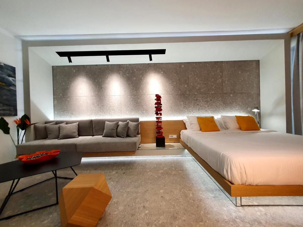Gray Studio Athens Luaran gambar